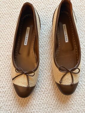 Manolo Blahnik Beige Raffia Ballet Flats with Brown Leather Cap-Toe
